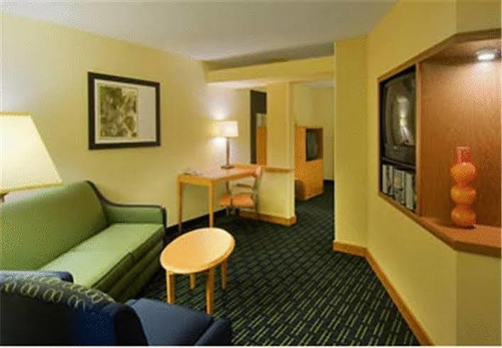 Fairfield Inn And Suites By Marriott Emporia I-95 Exterior foto